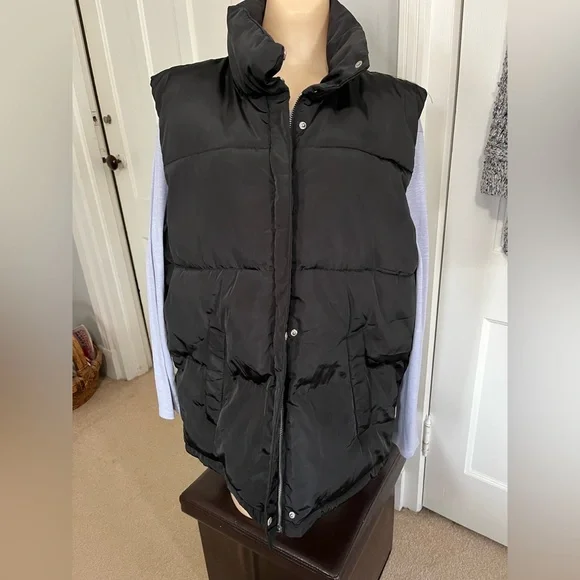 Rue 21 Vest - Picture 1 of 6